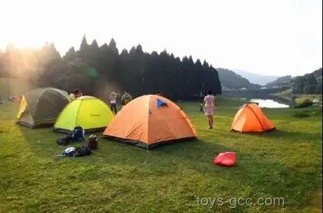 年轻情侣露营遭遇VS理想露营体验：多维度对比分析
